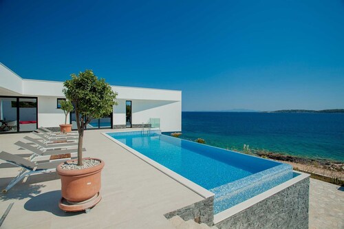 Luxury    Villa  Primo