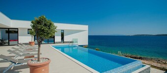 Luxury    Villa  Primo