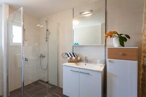 Douche, séchoir à cheveux, serviettes fournies
