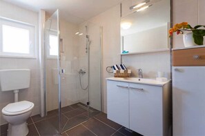 Dusj, hårføner og håndklær