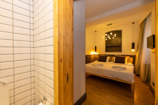 客房内保险箱、遮光窗帘、熨斗/熨板、免费 WiFi