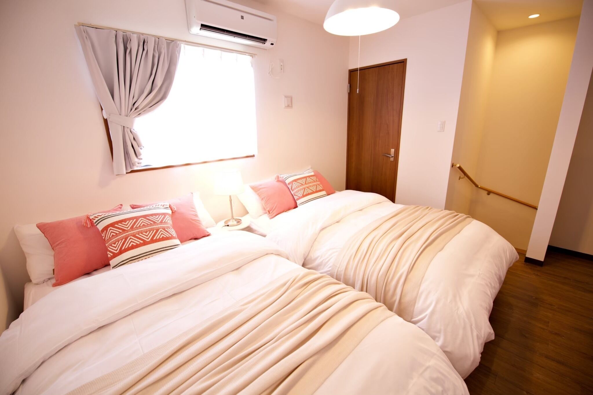 2 slaapkamers, een bureau, een strijkplank/strijkijzer, gratis wifi