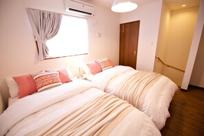 2 soverom, skrivebord, strykejern/-brett og wi-fi (inkludert)