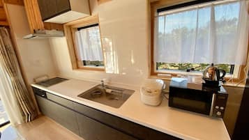 Geladeira, micro-ondas, cooktop, talheres/pratos/utensílios de cozinha