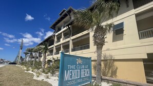 Un edificio con un cartel que dice "The Club at Mexico Beach" y el número 1302.