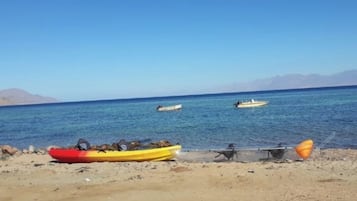 Na praia, espreguiçadeiras, toalhas de praia