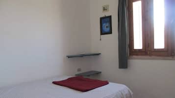 2 quartos, cofres nos quartos, escrivaninha