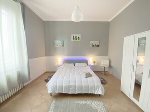 2 bedrooms, desk, iron/ironing board, WiFi