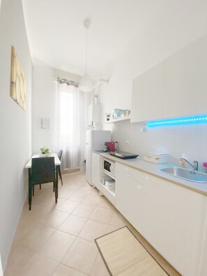 Réfrigérateur, micro-ondes, plaque de cuisson, cafetière/bouilloire