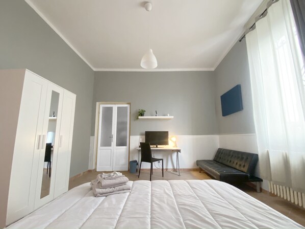 2 bedrooms, desk, iron/ironing board, WiFi