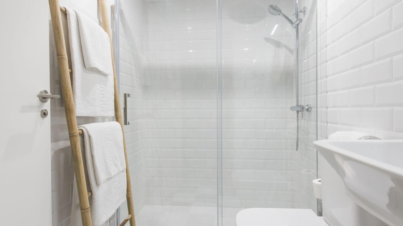 Sèche-cheveux, serviettes fournies