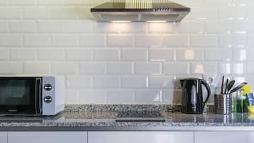 Een koelkast, een microgolfoven, een kookplaat