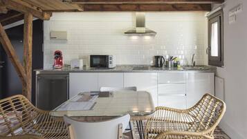 Kjøleskap, mikrobølgeovn, kokeplater og kaffetrakter/tekoker