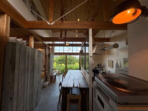 Réfrigérateur, micro-ondes, plaque de cuisson