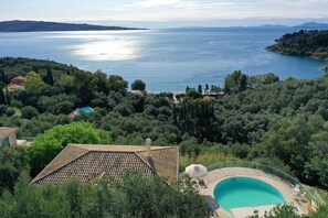 حمّام سباحة خارجي