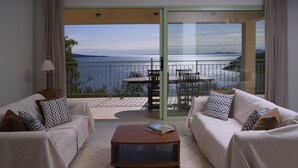 A balcony with a view of the sea, furnished with two sofas and a coffee table. - Kerasia Bay View Villa (Corfu)