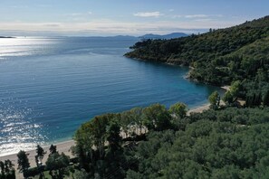 Beach nearby, sun loungers, beach towels