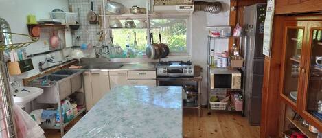 Réfrigérateur, micro-ondes, plaque de cuisson