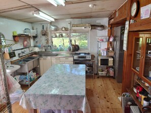 Refrigerador, microondas, parrilla de estufa y utensilios de cocina 