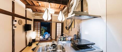 ثلاجة، ميكروويف، موقد طهي مسطح، مستلزمات طهي/أطباق/أوعية