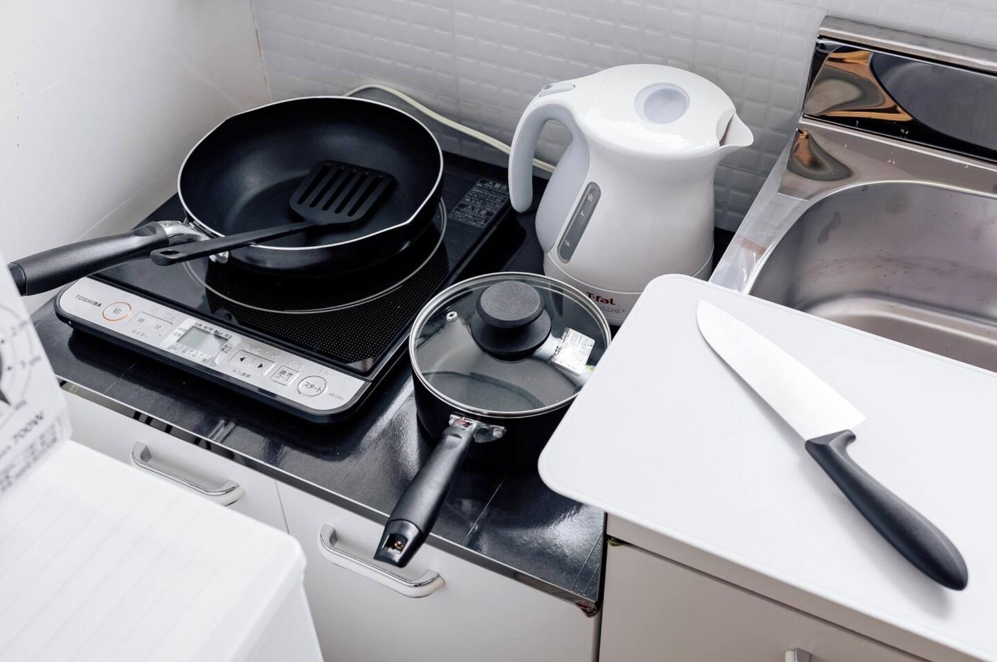 冷蔵庫、電子レンジ、コンロ、調理器具と食器