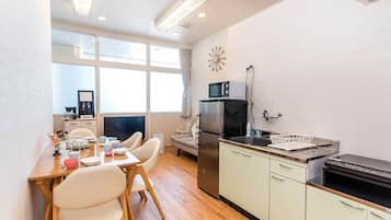 Fridge, microwave, stovetop, cookware/dishes/utensils