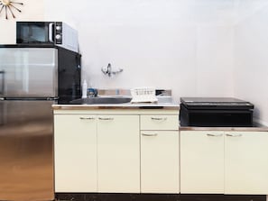 Jääkaappi, mikroaaltouuni, liesi, keittoastiat/astiat/ruokailuvälineet