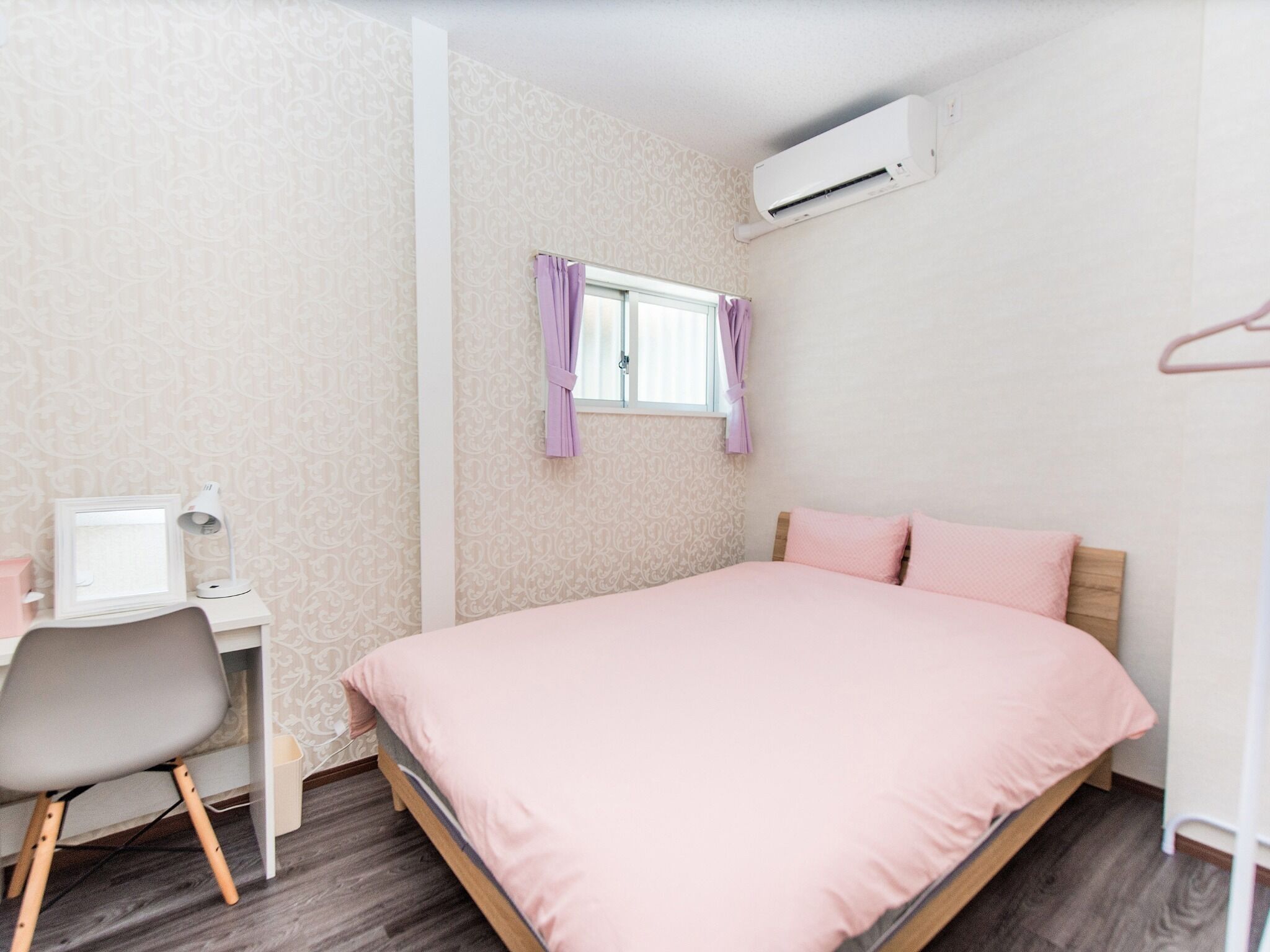 2 室のベッドルーム、デスク、アイロン / アイロン台、WiFi (無料)