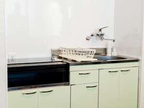 Réfrigérateur, micro-ondes, plaque de cuisson