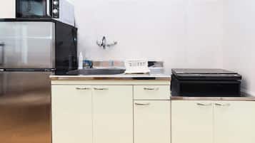 Fridge, microwave, stovetop, cookware/dishes/utensils