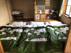 3 quartos, escrivaninha, ferros/tábuas de passar roupa