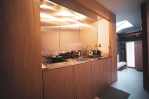 Kühlschrank, Mikrowelle, Herdplatte, Kochgeschirr/Geschirr/Besteck