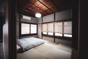 3 habitaciones, escritorio, tabla de planchar con plancha y wifi gratis