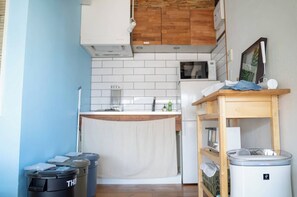 Fridge, microwave, stovetop, cookware/dishes/utensils