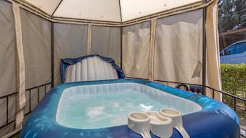 Rumah Keluarga, 2 kamar tidur (Treasure Of The Past With Whirlpool) | Bathtub spa outdoor