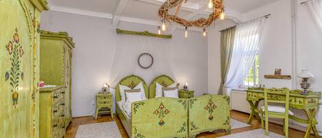 2 bedrooms, laptop workspace, iron/ironing board, free WiFi