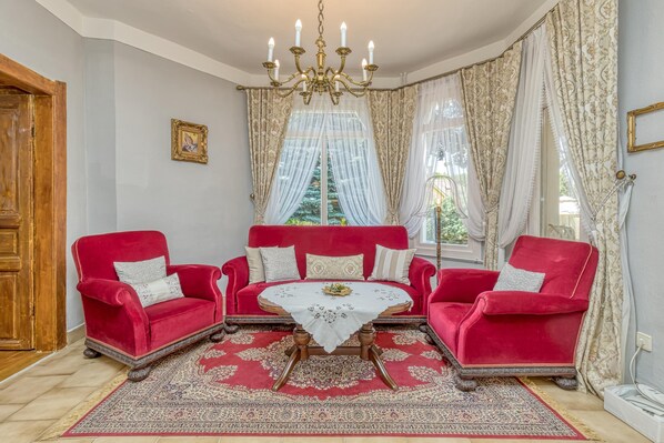 Family House, Multiple Bedrooms (Treasure Of The Past With Whirlpool) | Living area