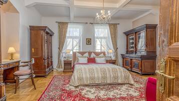 2 bedrooms, laptop workspace, iron/ironing board, free WiFi