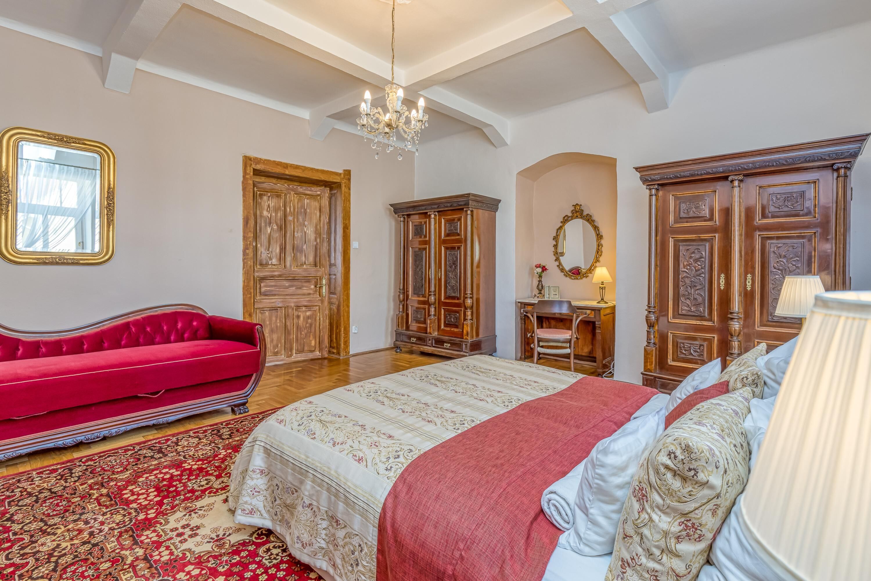 2 kamar tidur, ruang kerja ramah laptop, dan setrika/meja setrika