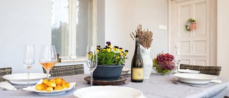 Casa familiar, 2 habitaciones, chimenea (Treasure Of The Past) | Restaurantes