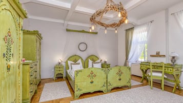 2 bedrooms, laptop workspace, iron/ironing board, free WiFi