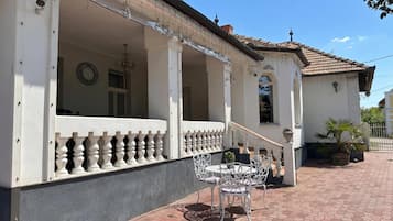 Family House, Multiple Bedrooms (Treasure Of The Past) | Outdoor dining