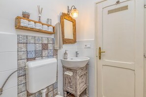 Family House, Multiple Bedrooms (Treasure Of The Past) | Bathroom | Shower, hair dryer, towels, soap - Treasure Of The Past (Balatonrendes)