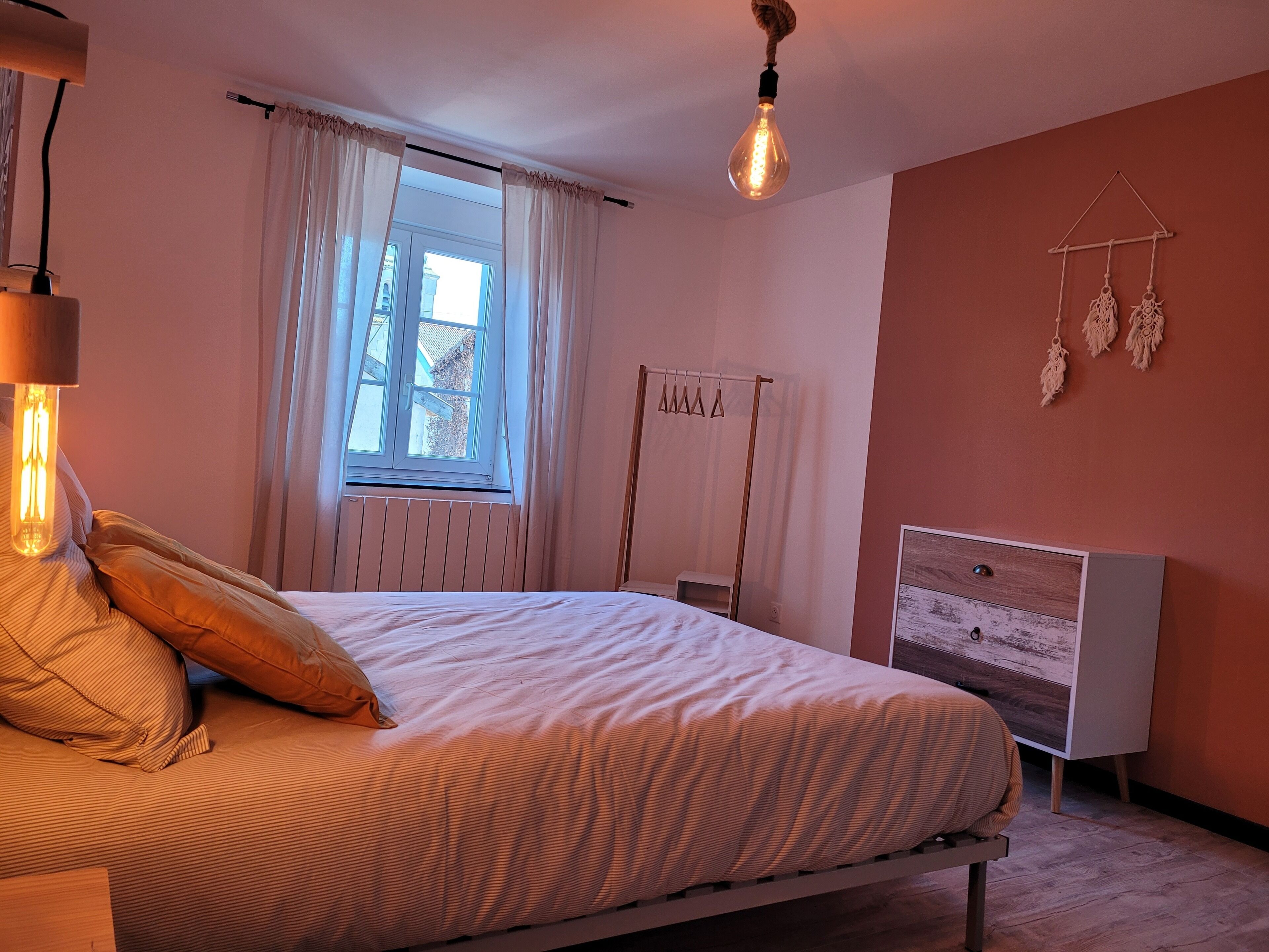 2 chambres, bureau, fer et planche à repasser, lit parapluie