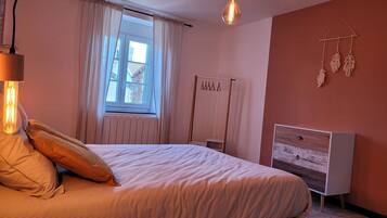 2 bedrooms, desk, iron/ironing board, travel crib