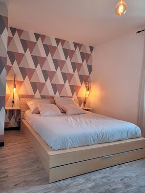2 slaapkamers, een bureau, een strijkplank/strijkijzer, reisbedje