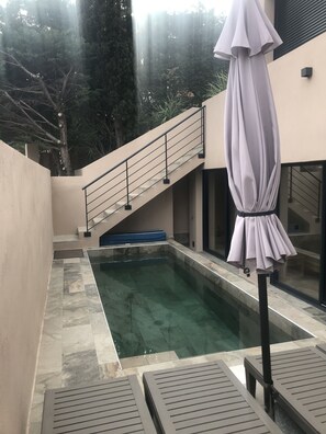 Alberca al aire libre y alberca climatizada