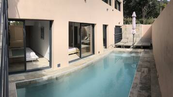 Een buitenzwembad en een verwarmd zwembad