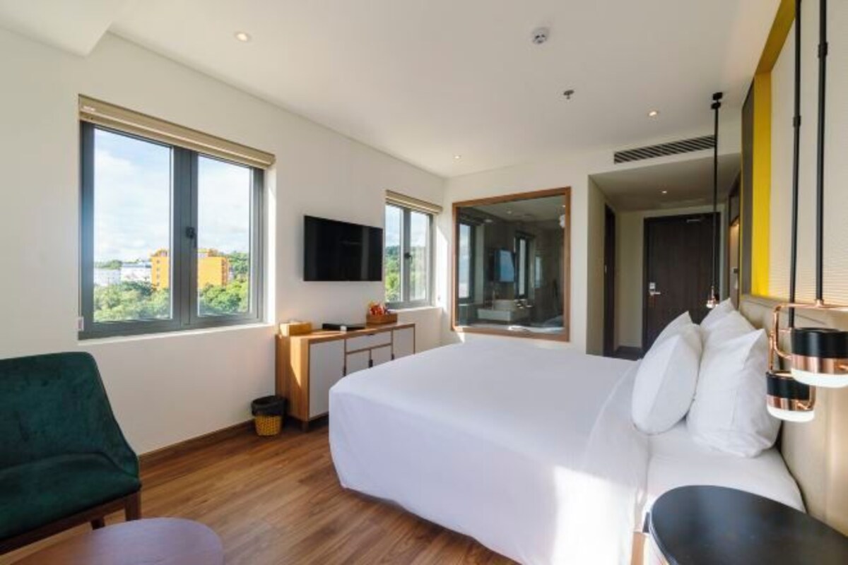 Premium bedding, minibar, desk, free WiFi