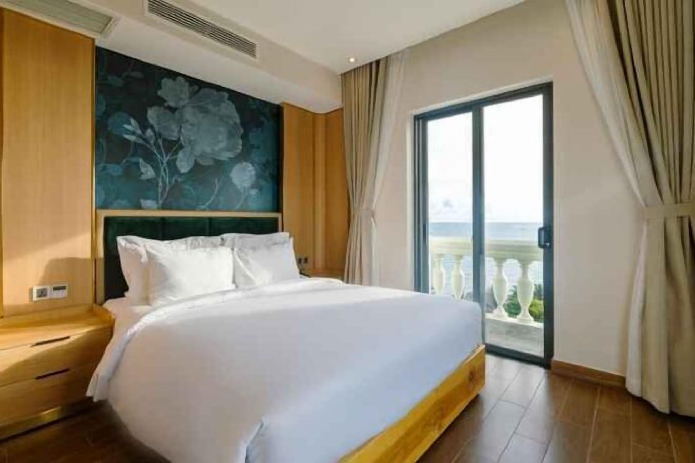 Premium bedding, minibar, individually decorated, individually furnished